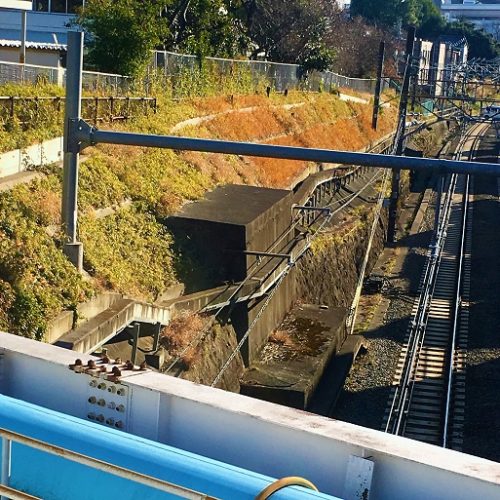 埼京線の線路内に残る「陸軍造兵廠電気軌道線の橋台跡」