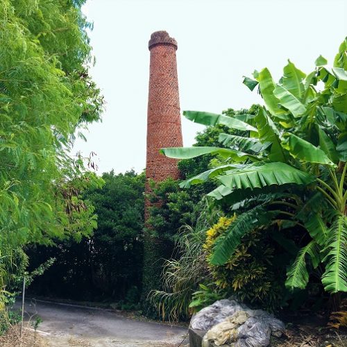 糸満市の製糖工場跡にある煙突