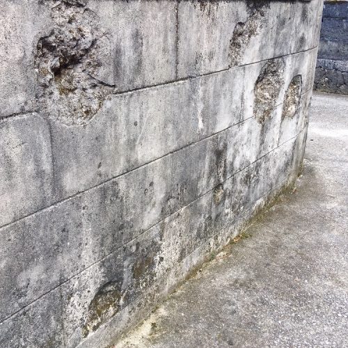 南風原町津嘉山の「弾痕の残る石塀」