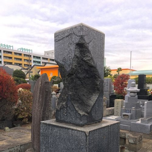 武蔵野市内の墓地に残る「機銃掃射で傷ついた墓石」