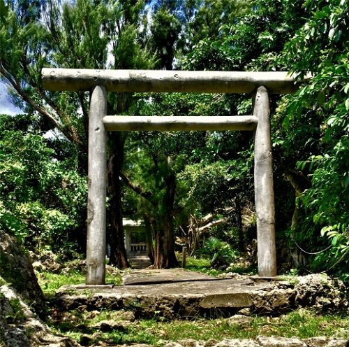 浦添市の伊祖城跡に残る「弾痕」と「タコツボ」