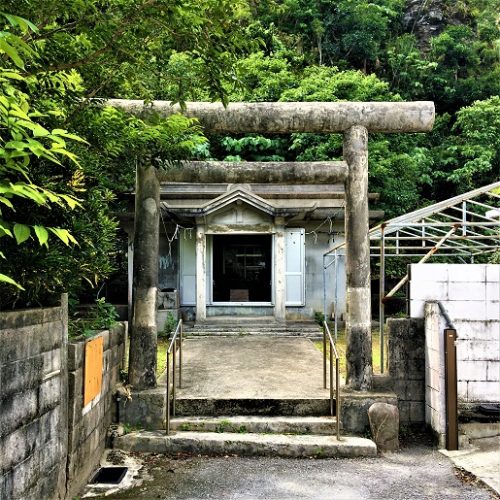 渡嘉敷神社の鳥居に残る弾痕