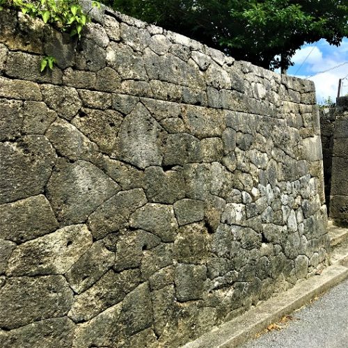 沖縄県の渡嘉敷島に残る「根本家の石垣」