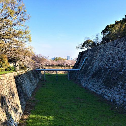 大阪城の堀にかかる水道管とは？